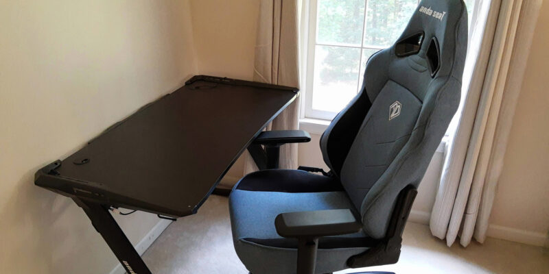 Обзор игрового кресла Anda Seat T-Compact - швы немного натянуты